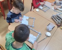 Dzieci podczas tworzenia prac plastycznych