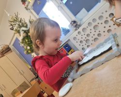 Dzieci podczas tworzenia prac plastycznych