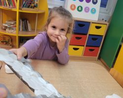 Dzieci podczas tworzenia prac plastycznych