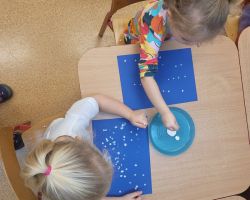 Dzieci podczas tworzenia prac plastycznych