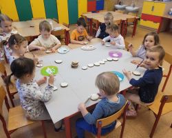 Dzieci podczas tworzenia prac plastycznych