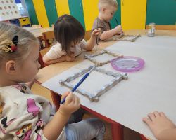 Dzieci podczas tworzenia prac plastycznych