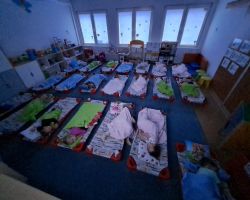 Dzieci przygotowują się do odpoczynku na leżakach