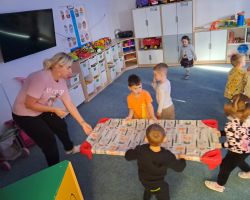 Dzieci przygotowują się do odpoczynku na leżakach