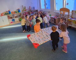 Dzieci przygotowują się do odpoczynku na leżakach