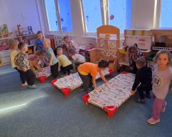 Dzieci przygotowują się do odpoczynku na leżakach