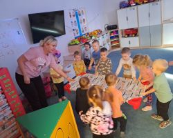 Dzieci przygotowują się do odpoczynku na leżakach