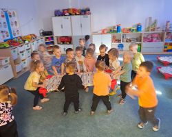 Dzieci przygotowują się do odpoczynku na leżakach