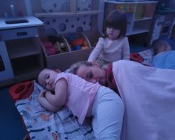 Dzieci przygotowują się do odpoczynku na leżakach