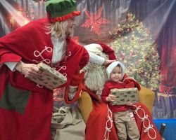 Dzieci spotykają się ze Świętym Mikołajem