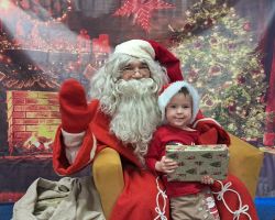 Dzieci spotykają się ze Świętym Mikołajem