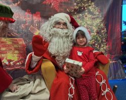 Dzieci spotykają się ze Świętym Mikołajem