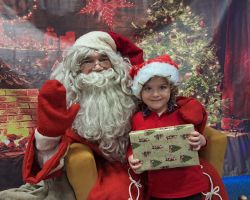 Dzieci spotykają się ze Świętym Mikołajem