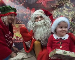 Dzieci spotykają się ze Świętym Mikołajem