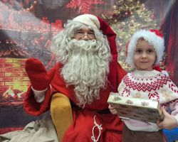 Dzieci spotykają się ze Świętym Mikołajem