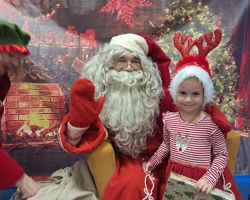 Dzieci spotykają się ze Świętym Mikołajem