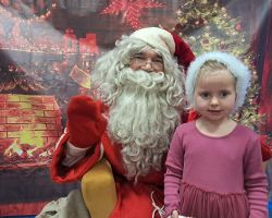 Dzieci spotykają się ze Świętym Mikołajem