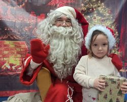 Dzieci spotykają się ze Świętym Mikołajem