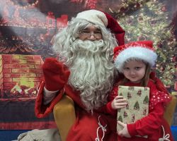 Dzieci spotykają się ze Świętym Mikołajem