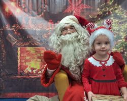 Dzieci spotykają się ze Świętym Mikołajem