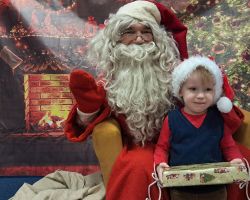 Dzieci spotykają się ze Świętym Mikołajem