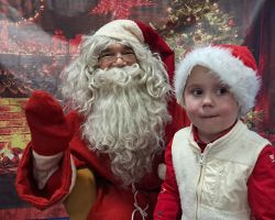 Dzieci spotykają się ze Świętym Mikołajem