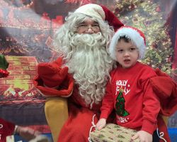 Dzieci spotykają się ze Świętym Mikołajem