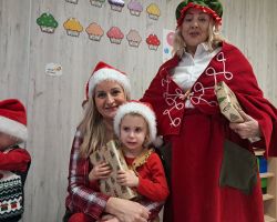 Dzieci spotykają się ze Świętym Mikołajem