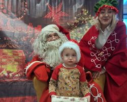 Dzieci spotykają się ze Świętym Mikołajem