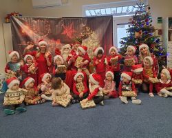 Dzieci spotykają się ze Świętym Mikołajem