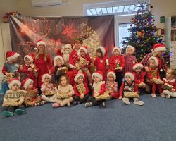 Dzieci spotykają się ze Świętym Mikołajem