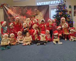 Dzieci spotykają się ze Świętym Mikołajem