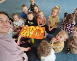 Dzieci samodzielnie przygotowują lemoniadę