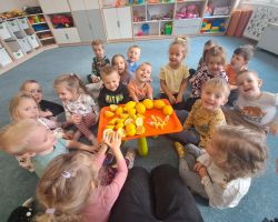 Dzieci samodzielnie przygotowują lemoniadę