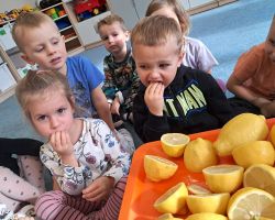 Dzieci samodzielnie przygotowują lemoniadę