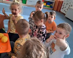 Dzieci samodzielnie przygotowują lemoniadę