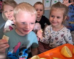 Dzieci samodzielnie przygotowują lemoniadę