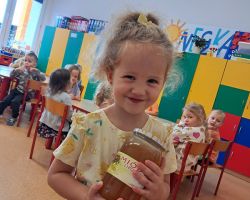 Dzieci samodzielnie przygotowują lemoniadę