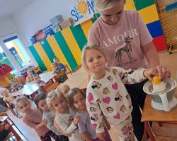 Dzieci samodzielnie przygotowują lemoniadę