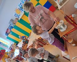 Dzieci samodzielnie przygotowują lemoniadę