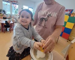 Dzieci samodzielnie przygotowują lemoniadę