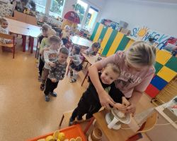 Dzieci samodzielnie przygotowują lemoniadę