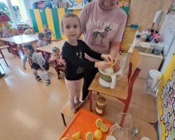Dzieci samodzielnie przygotowują lemoniadę
