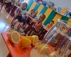 Dzieci samodzielnie przygotowują lemoniadę