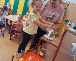 Dzieci samodzielnie przygotowują lemoniadę