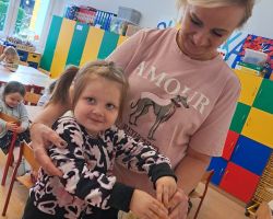 Dzieci samodzielnie przygotowują lemoniadę