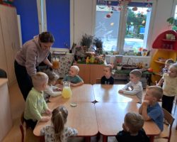 Dzieci samodzielnie przygotowują lemoniadę