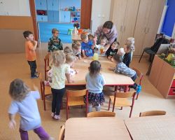 Dzieci samodzielnie przygotowują lemoniadę