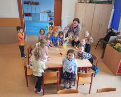 Dzieci samodzielnie przygotowują lemoniadę