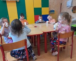 Dzieci samodzielnie przygotowują lemoniadę